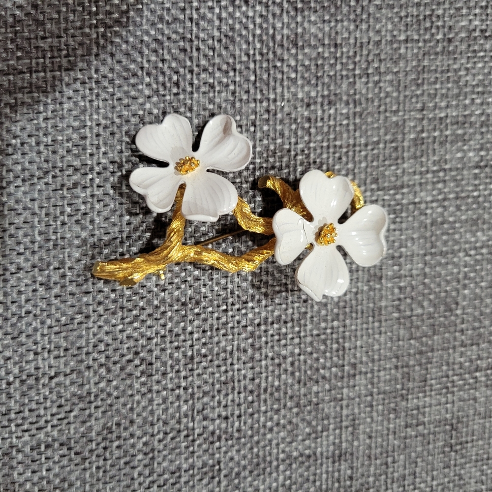 Elegant White and Gold Floral Brooch